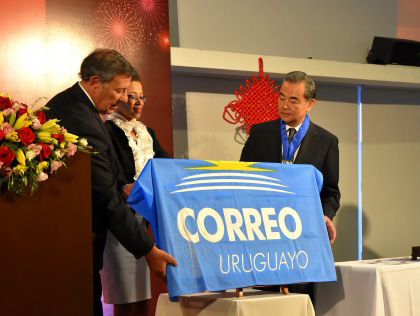 Canciller Nin Novoa, presidenta de Correo Uruguayo Solange Moreira y canciller chino Wang Yi.