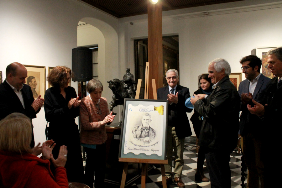 Autoridades y miembros de la comunidad vasca en Uruguay descubren la reproducción del sello personalizado