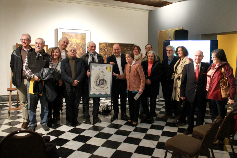 Autoridades y miembros de la comunidad vasca en Uruguay junto a la reproducción del sello personalizado