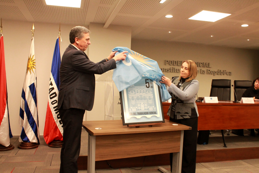 Presidente de Correo Uruguayo y Presidenta de la Suprema Corte de Justicia descubren la reproducción del sello personalizado