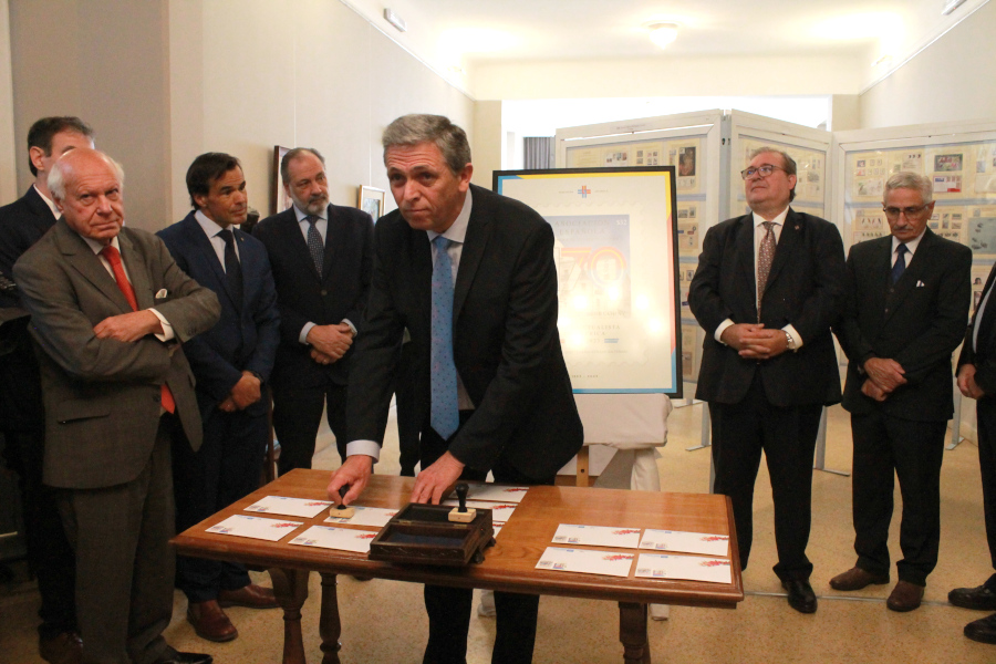 Presidente de Correo Uruguayo realiza la ceremonia de matasellado