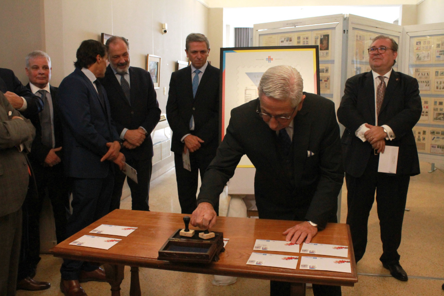 Vicepresidente de Correo Uruguayo realiza la ceremonia de matasellado