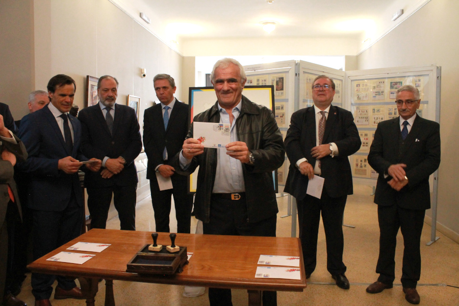 Director de Correo Uruguayo realiza la ceremonia de matasellado
