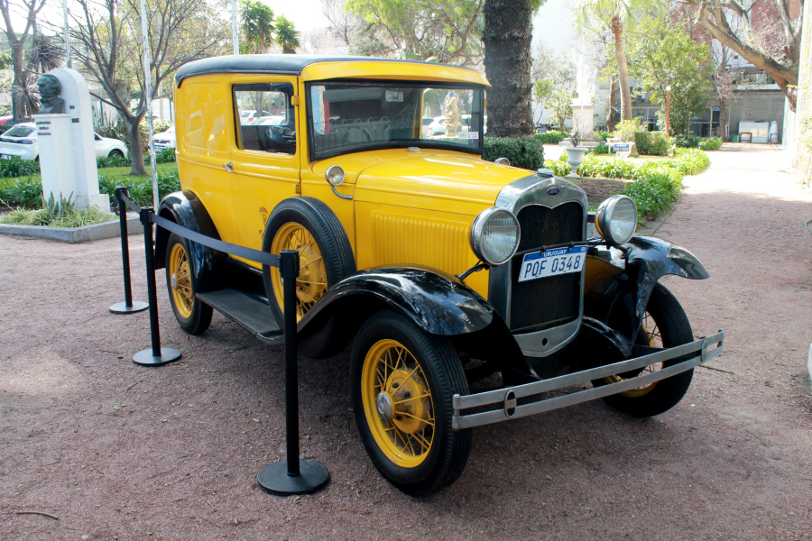 Antiguo vehículo Ford utilizado por el servicio postal, en exhibición durante la exposición