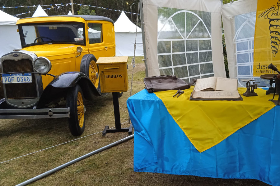Antiguo vehículo Ford A en el stand de Correo Uruguayo en la Semana de Lavalleja