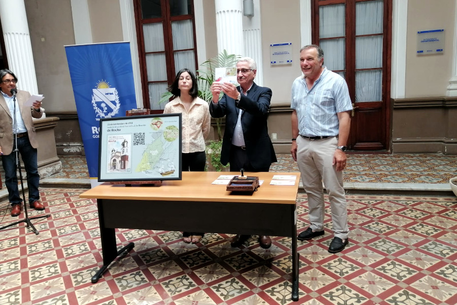 Vicepresidente de Correo Uruguayo exhibe la reproducción de la hoja filatélica