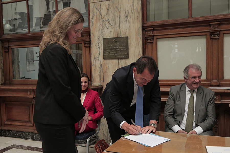 Presidente de Correo Uruguayo firmando el acta