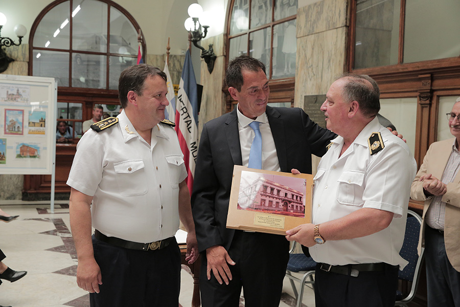 Presidente de Correo Uruguayo recibe un reconocimiento de la Jefatura de Policía de Canelones