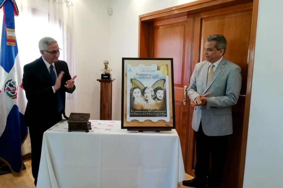 Vicepresidente de Correo Uruguayo y Embajador de República Dominicana junto a la reproducción del sello personalizado