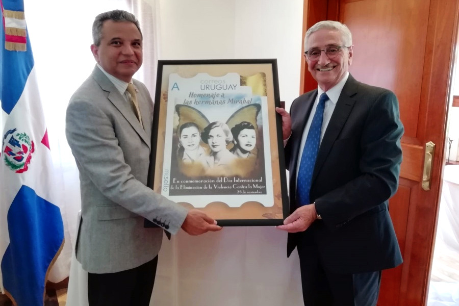 Embajador de República Dominicana y Vicepresidente de Correo Uruguayo exhiben la reproducción del sello personalizado