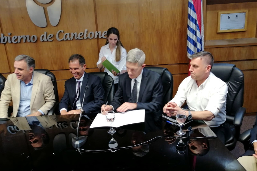 Secretario General de Correo Uruguayo firma el convenio