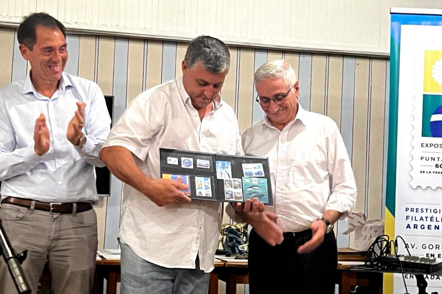Autoridades de Correo Uruguayo entregan un carpetín filatélico al Alcalde de Punta del Este