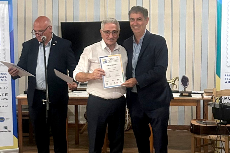 Vicepresidente de Correo Uruguayo recibe el reconocimiento del Presidente de la Federación Uruguaya de Filatelia