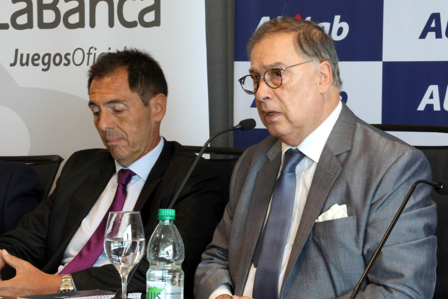 Presidente de La Banca y Abitab haciendo uso de la palabra junto al Presidente de Correo Uruguayo