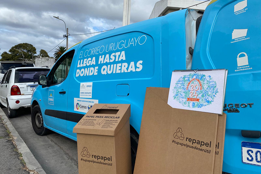 Materiales de Repapel junto a la camioneta de Correo Uruguayo