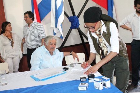 Expresidente de la República, senador José Mujica, y presidenta de Correo Uruguayo, Solange Moreira.