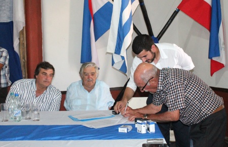 Firma del Convenio de cooperación entre Correo Uruguayo y las autoridades del Municipio de Arévalo.