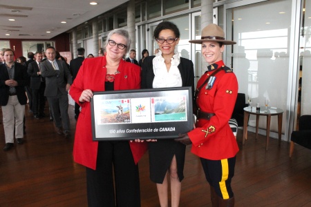 Embajadora de Canadá, Joanne Frappier, presidenta de Correo Uruguayo, Solange Moreira y oficial de la Real Policía Montada de Canadá.
