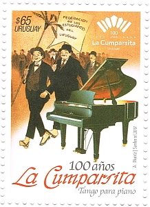 Al frente de la imagen se encuentra un piano y detrás una ilustración de una marcha de la Federación de los Estudiantes del Uruguay.