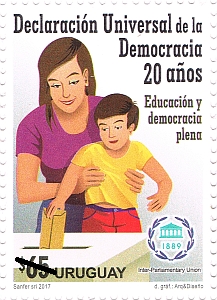 Urna de votación, un sobre, una mujer y un niño