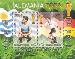 Dibujo de la bandera uruguaya y alemana en el pasto. Sobre cada bandera la foto de uno de los jugadores de cada selección junto a una copa. El alemán es Fritz Walter. El uruguayo es Juan Alberto Schiaffino.