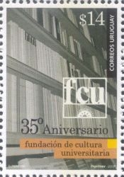 Foto de biblioteca en blanco y negro, con logo de la FCU.