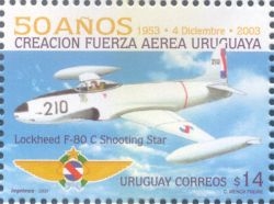 Ilustración de avión de la Fuerza Aérea volando, debajo el escudo de la Fuerza Aérea.