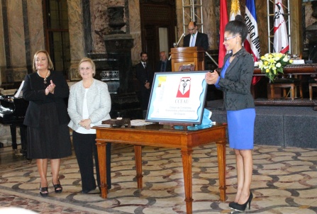 Autoridades de Correo Uruguayo y CCEAU presentando el matasello conmemorativo y el sello personalizado.