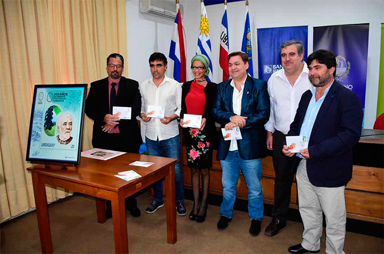 Autoridades presentes en el acto del lanzamiento del sello conmemorativo