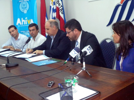 Presidente del CCIS, Nicolás Sant'Anna, y el gerente general de Correo Uruguayo, Cr. Fernando Garín, acompañados por Atilio Minervini, Alvaro Frioni (CCIS) y la Dra. Fabiana Ríos (Correo Uruguayo).