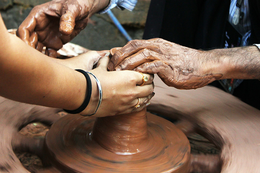 Alfarero realizando una pieza de cerámica