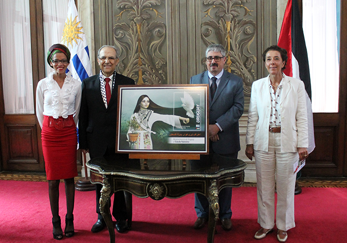 Autoridades junto a la reproducción del sello y matasellos Reconocimiento de Uruguay al Estado de Palestina.