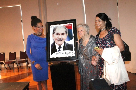 Presidenta del Correo Uruguayo, Solange Moreira, junto a familiares del Gral. Licandro