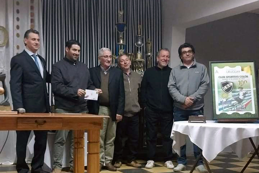 Vicepresidente de Correo Uruguayo junto a representantes del Club Sportivo Colón