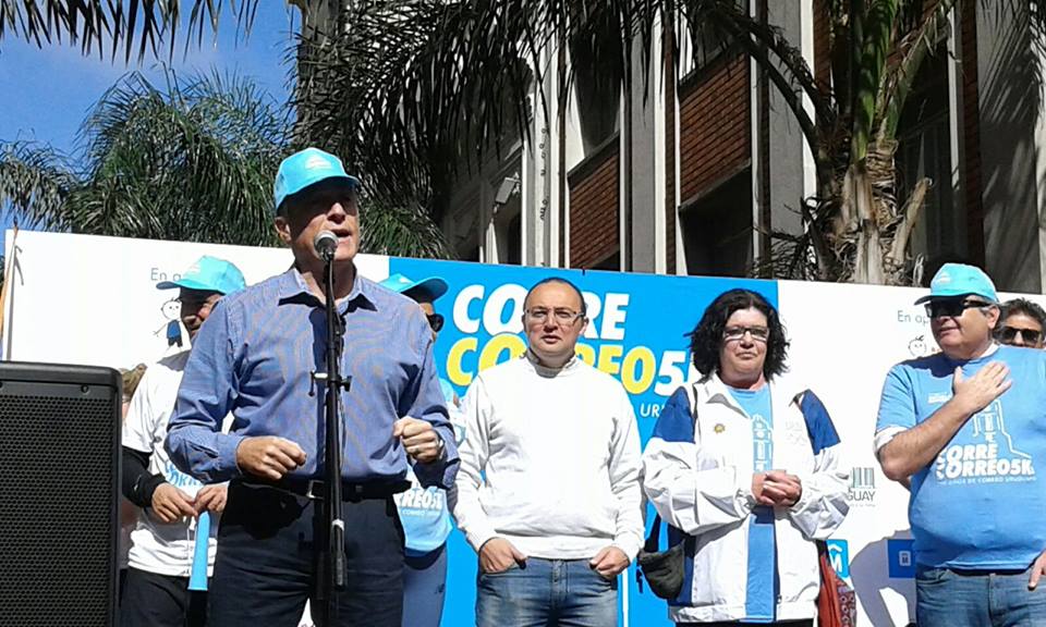 Intendente de Montevideo y autoridades de Correo Uruguayo y Municipio b.