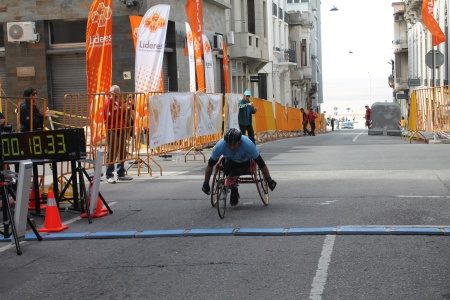 Llegada del ganador en categoría silla de ruedas