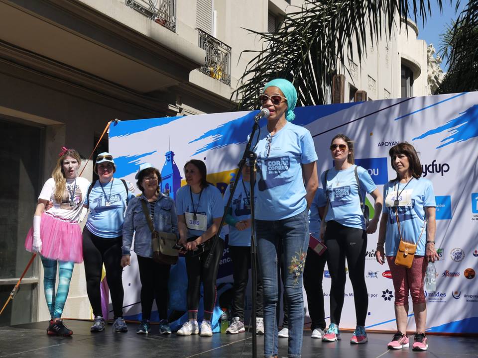 Presidenta de Correo Uruguayo, Solange Moreira, junto a las integrantes del colectivo 