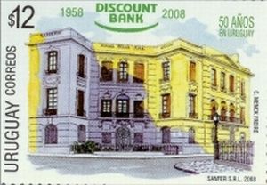 Fachada del Discount Bank en Ciudad Vieja de Montevideo