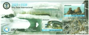 Para reflejar la fauna antártica se incluyeron dos estampillas postales: una conteniendo una pareja de focas antárticas Arctocephalus gazella y el otro una pareja de skúas Catharcta lonnbergii. La flora fue representada en un Líquen antártico congelándose. El hielo, representado en un témpano, abarca casi toda la superficie de la hoja filatélica, completando la ubicación de cada elemento, las aves en el borde superior derecho, las focas sobre el hielo y el líquen en el borde inferior derecho.