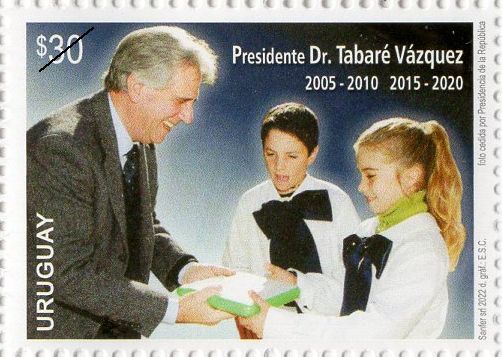 Presidente Dr. Tabaré Vázquez entregando una ceibalita a dos niños escolares