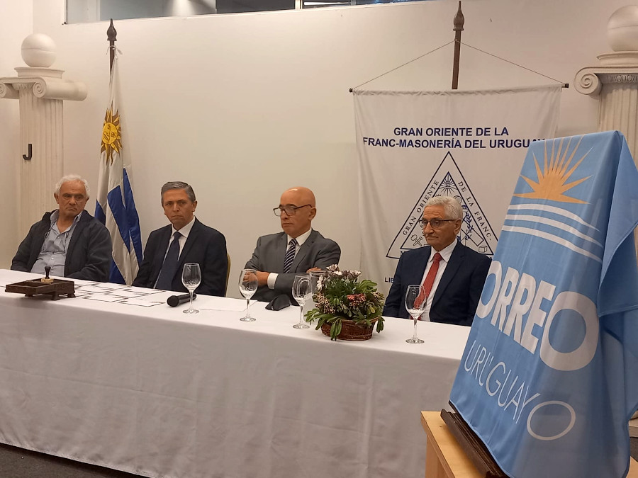 En el marco del 25° aniversario del Gran Oriente de la Franc-Masonería del Uruguay, Correo Uruguayo presentó un sello conmemorativo por dicho acontecimiento.