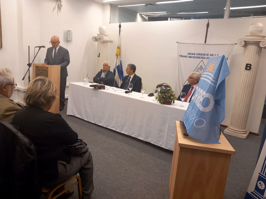 En el marco del 25° aniversario del Gran Oriente de la Franc-Masonería del Uruguay, Correo Uruguayo presentó un sello conmemorativo por dicho acontecimiento.