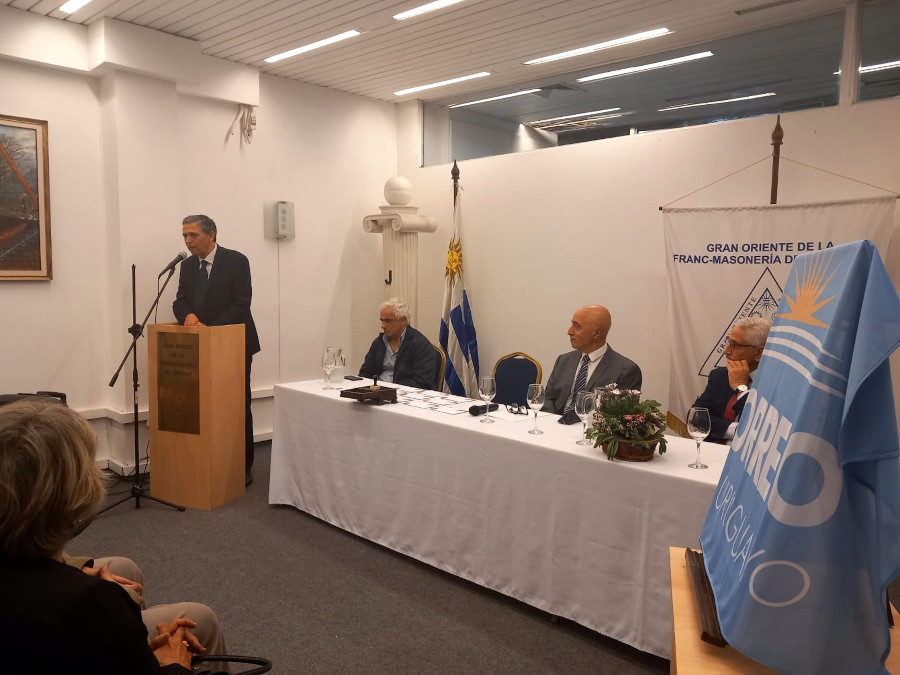 En el marco del 25° aniversario del Gran Oriente de la Franc-Masonería del Uruguay, Correo Uruguayo presentó un sello conmemorativo por dicho acontecimiento.