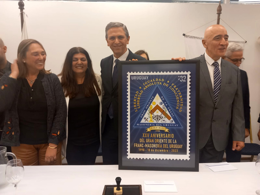 En el marco del 25° aniversario del Gran Oriente de la Franc-Masonería del Uruguay, Correo Uruguayo presentó un sello conmemorativo por dicho acontecimiento.