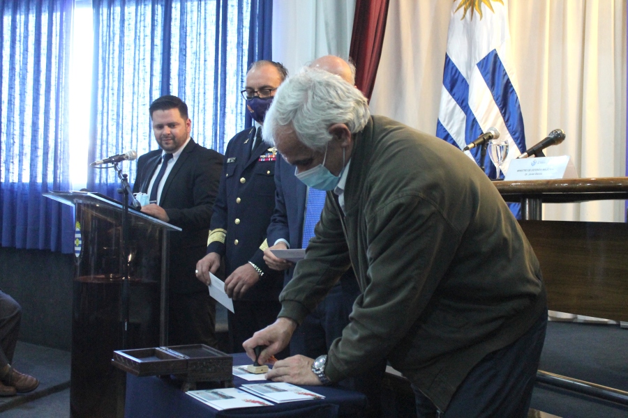 Autoridades del Ministerio de Defensa Nacional, Correo Uruguayo e IAU