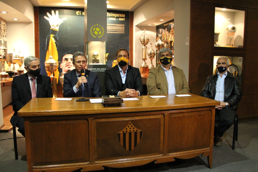 Autoridades de Correo Uruguayo y del Club Atlético Peñarol