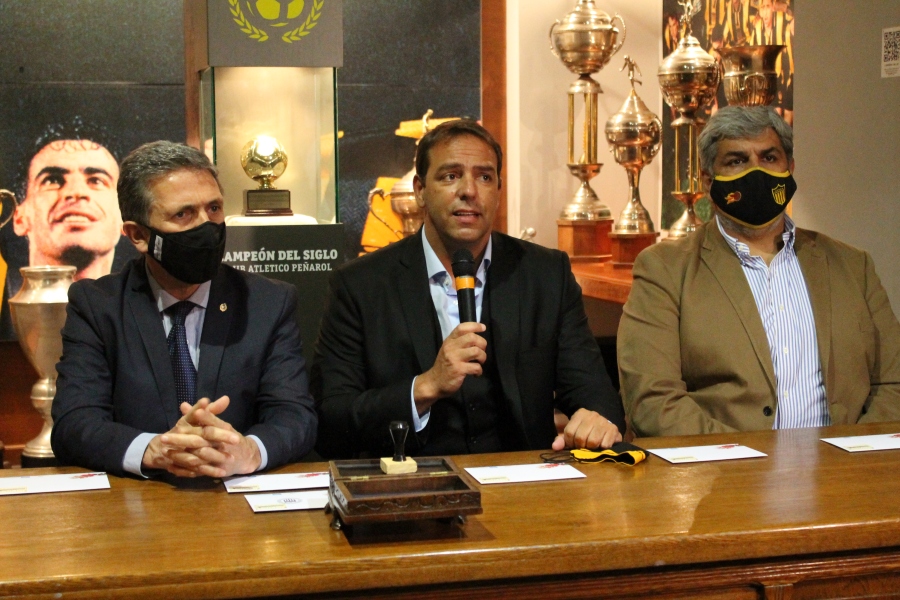 Autoridades de Correo Uruguayo y del Club Atlético Peñarol
