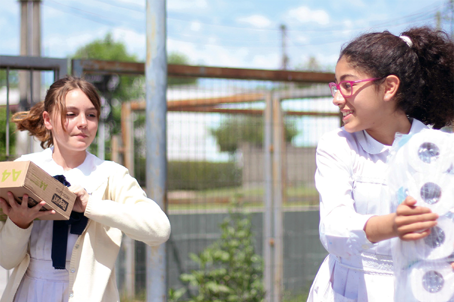 Dos escolares sonriendo