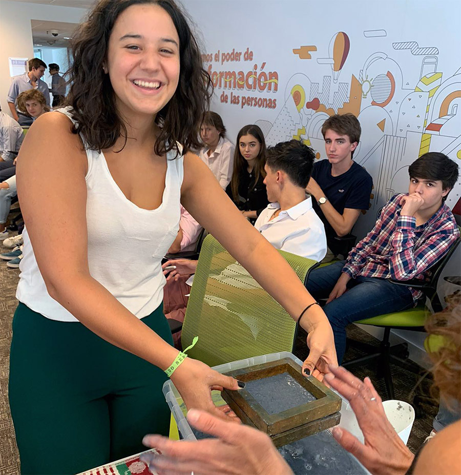 Jóvenes sonriendo