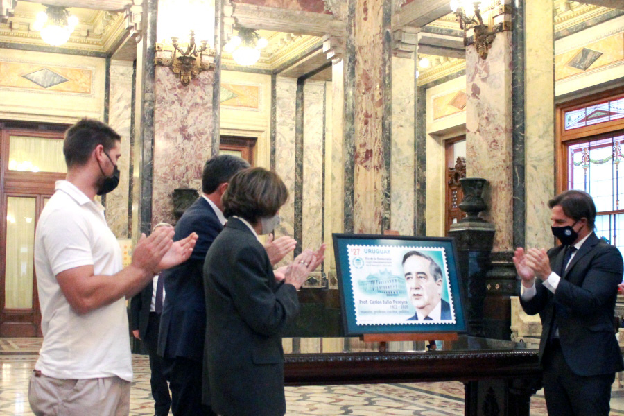 Autoridades descubren la reproducción del sello conmemorativo
